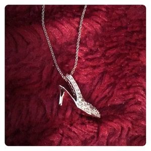 Adorable high heel rhinestone necklace! 👠